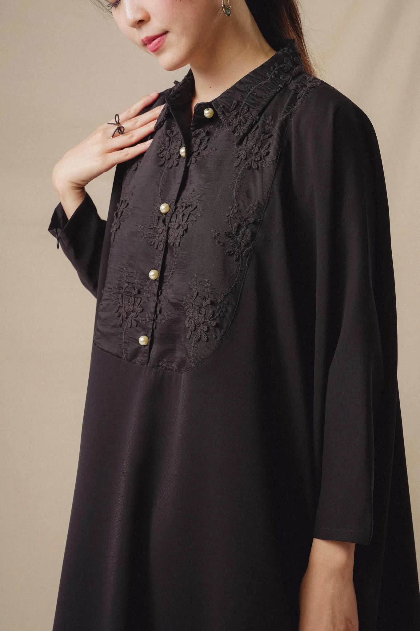 NAHLA KAFTAN IN NOIR